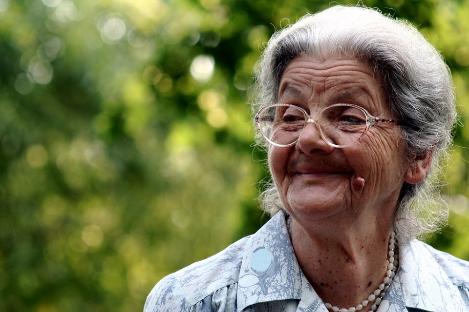 Cosa regalare alla nonna per i 90 anni: spunti creativi