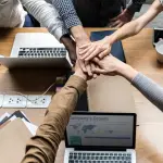 Regalo al collega per il compleanno: dritte economiche per sorprendere